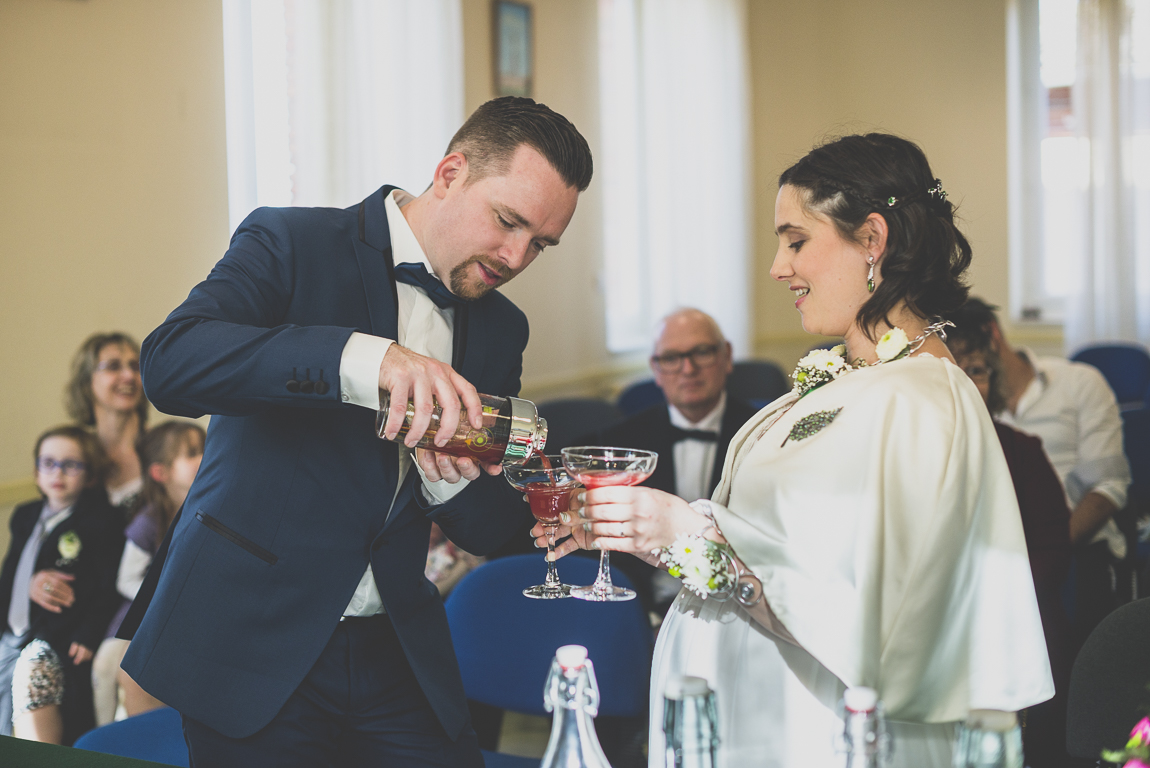 Reportage mariage hiver- marié verse jus de fruits pendant cérémonie civile - Photographe mariage