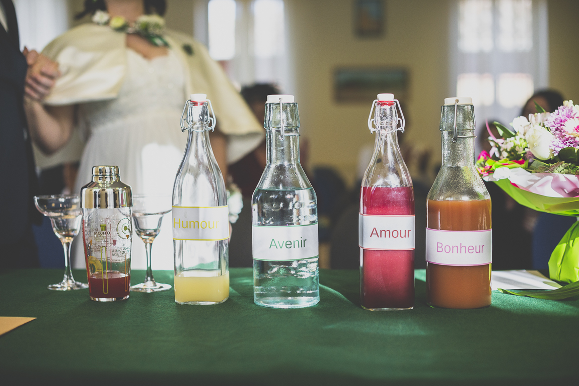 Reportage mariage hiver - bouteilles de jus de fruits pendant cérémonie civile - Photographe mariage