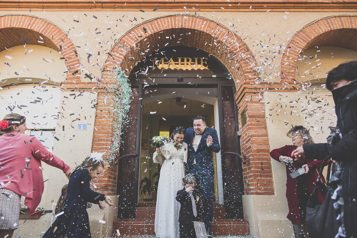 Reportage mariage hiver - mariés sortent de la mairie - Photographe mariage