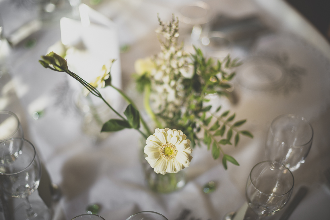 Reportage mariage hiver - fleurs sur table - Photographe mariage