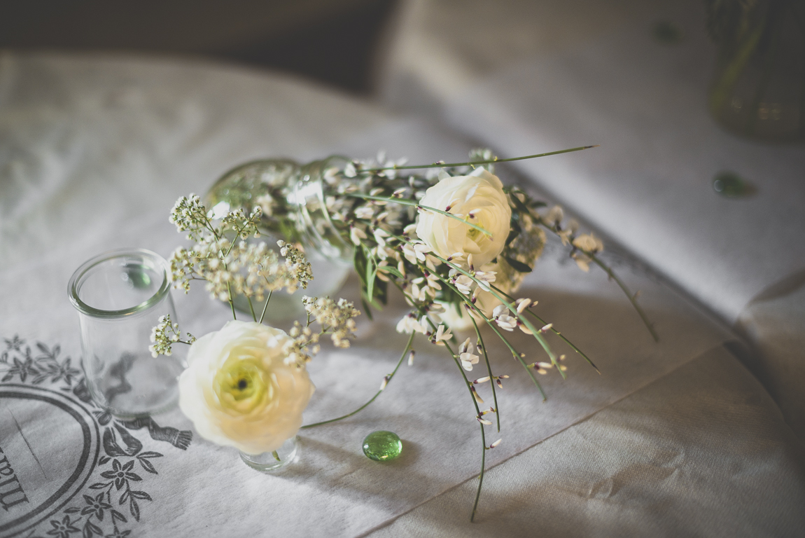 Reportage mariage hiver - fleurs sur table - Photographe mariage