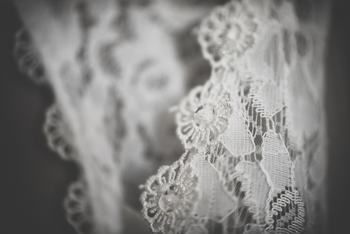 Reportage mariage hiver - détail robe de mariée sur cintre - Photographe mariage