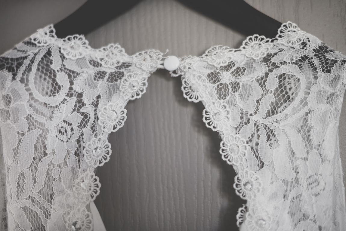 Reportage mariage hiver - détail robe de mariée sur cintre - Photographe mariage