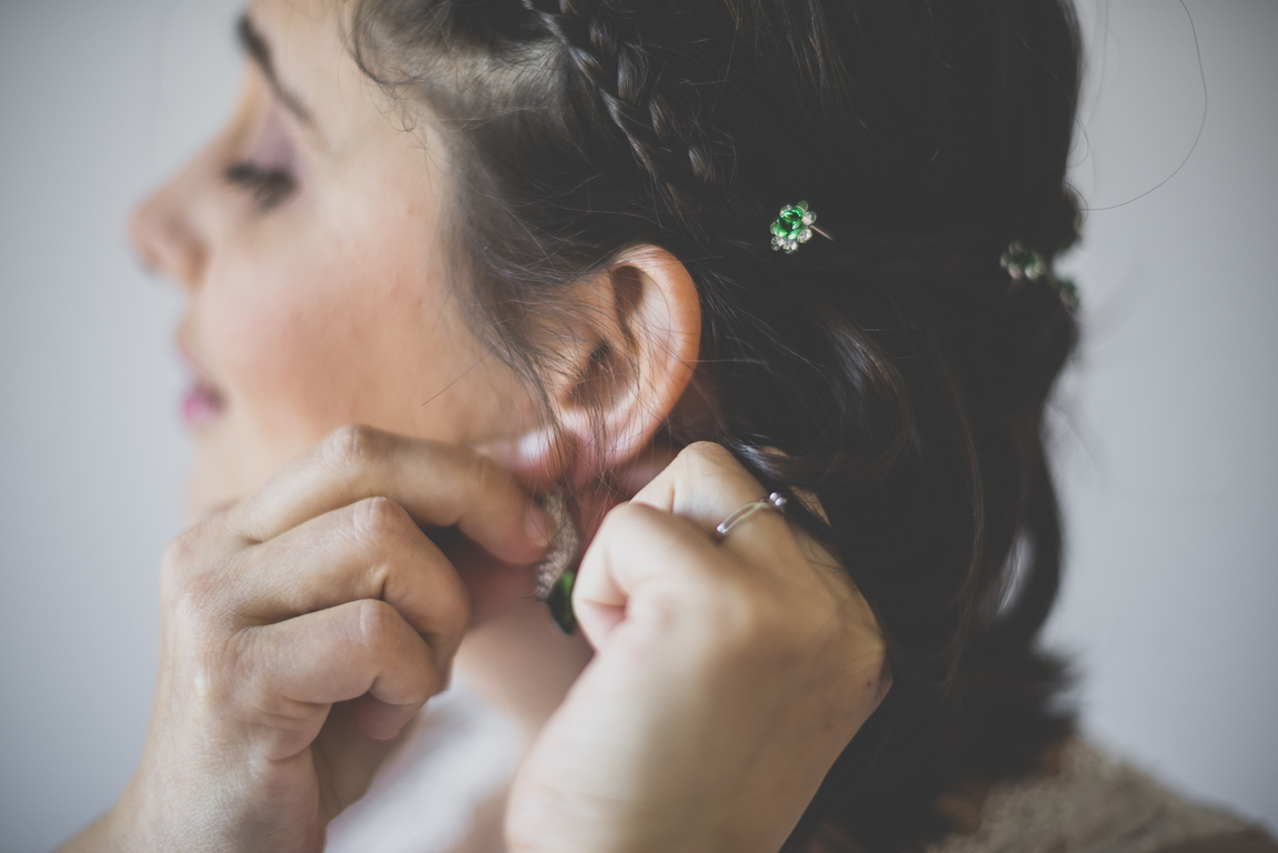 Reportage mariage hiver - la mariée met ses boucles d'oreille - Photographe mariage