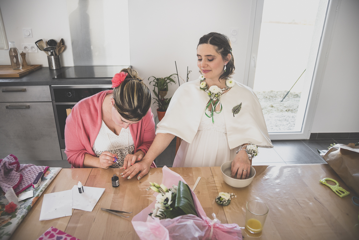 Reportage mariage hiver - la mariée se fait poser des faux ongles - Photographe mariage