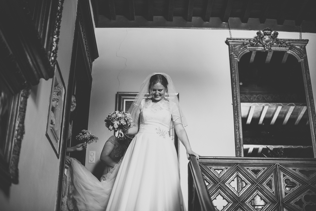 Reportage mariage château Hautes-Pyrénées - mariée descend les escaliers - Photographe mariage