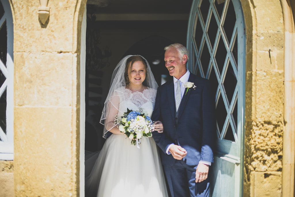 Reportage mariage château Hautes-Pyrénées - mariée et son papa - Photographe mariage