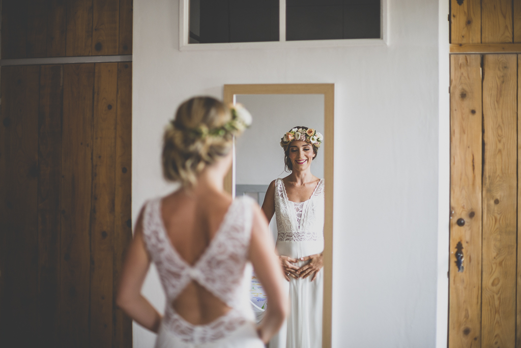 Reportage mariage Toulouse - la mariée se découvre dans le miroir - Photographe mariage
