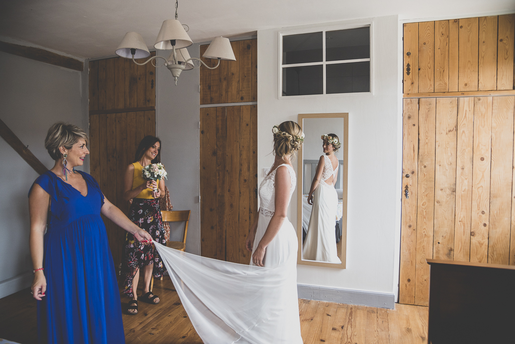 Reportage mariage Toulouse - la mariée se regarde dans le miroir - Photographe mariage