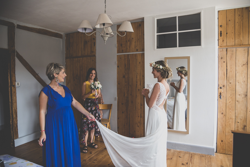 Wedding Photography Toulouse - bride after putting on her dress - Wedding Photographer