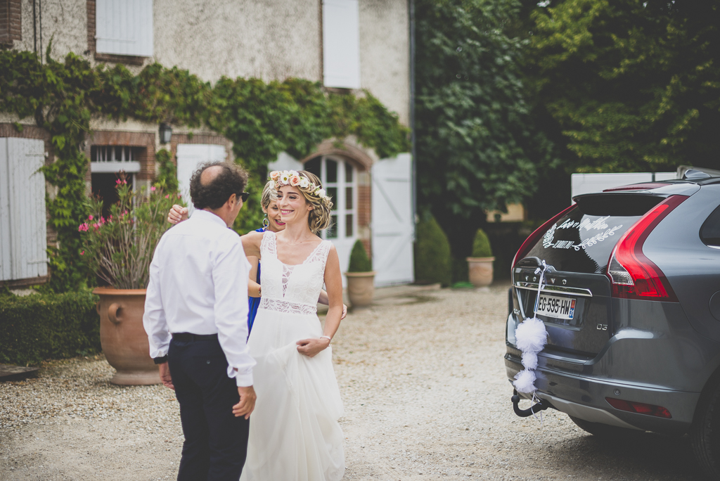 Reportage mariage Toulouse - la mariée embrasse son père - Photographe mariage