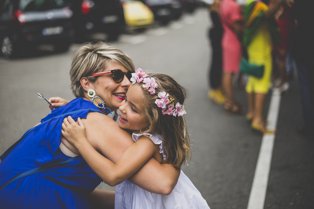 Reportage mariage Toulouse - petite fille embrasse sa maman - Photographe mariage