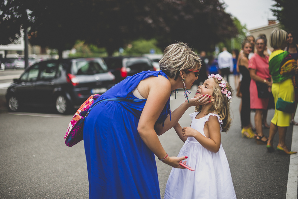 Wedding Photography Toulouse - mum kisses her little girl - Wedding Photographer