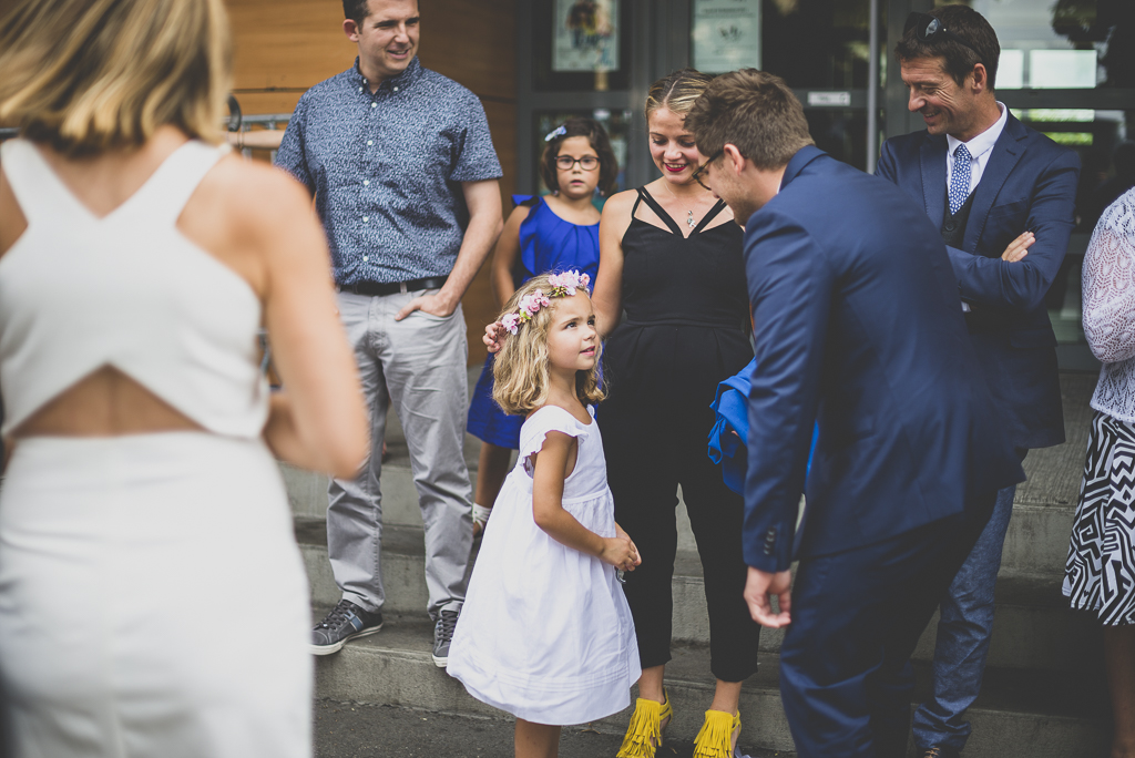 Reportage mariage Toulouse - retrouvailles de la famille devant la mairie - Photographe mariage