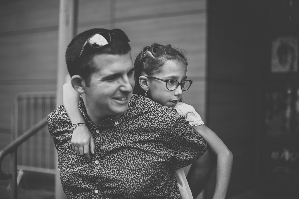 Wedding Photography Toulouse - little girl on her dad's back - Wedding Photographer