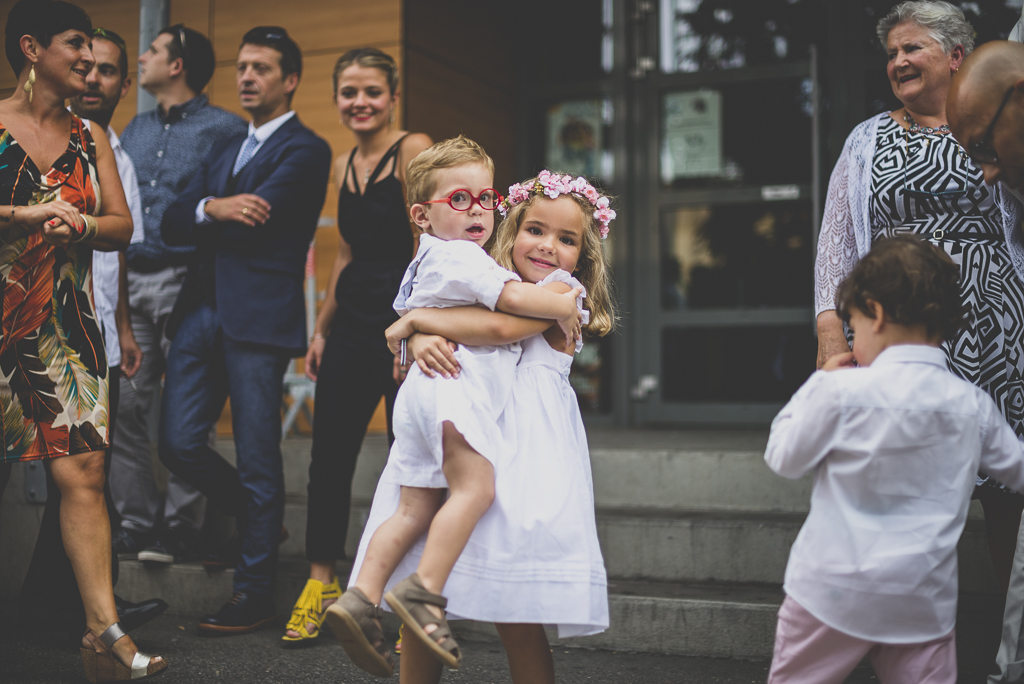 Reportage mariage Toulouse - petite fille porte petit garçon - Photographe mariage