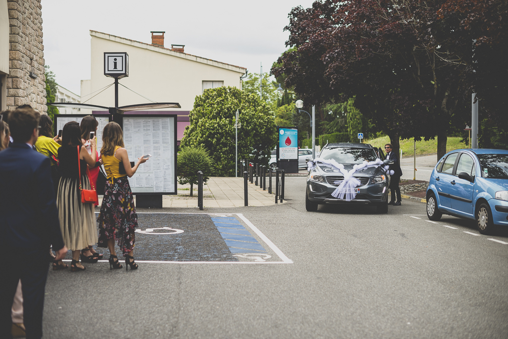 Reportage mariage Toulouse - arrivée de la voiture de la mariée - Photographe mariage