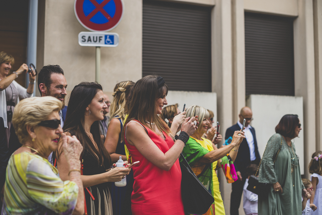 Reportage mariage Toulouse - invités photographient l'arrivée de la mariée - Photographe mariage