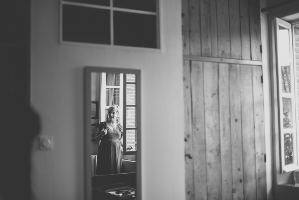 Reportage mariage Toulouse - femme dans un miroir - Photographe mariage