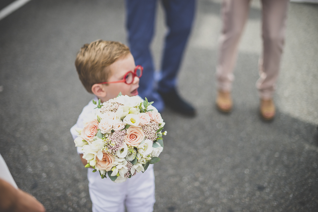 Reportage mariage Toulouse - petit garçon tient bouquet de la mariée - Photographe mariage