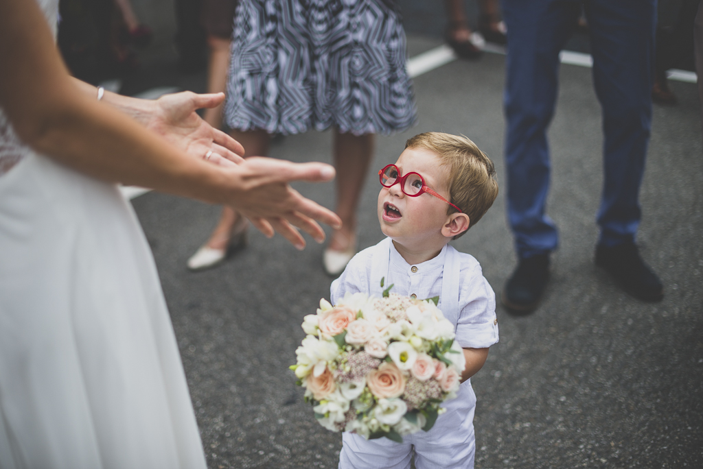 Wedding Photography Toulouse - little boy holds bride's bouquet - Wedding Photographer