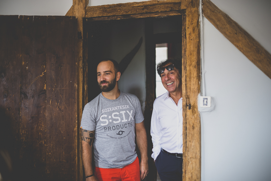 Reportage mariage Toulouse - deux hommes dans un encadrement de porte - Photographe mariage