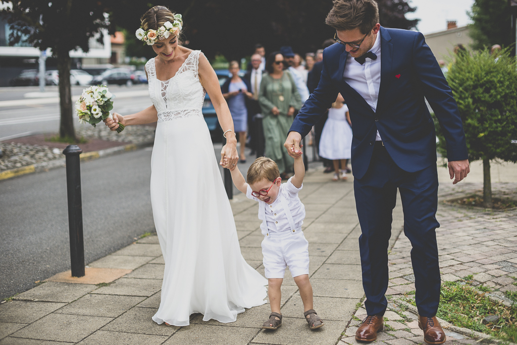 Reportage mariage Toulouse - mariée et marié avec petit garçon - Photographe mariage