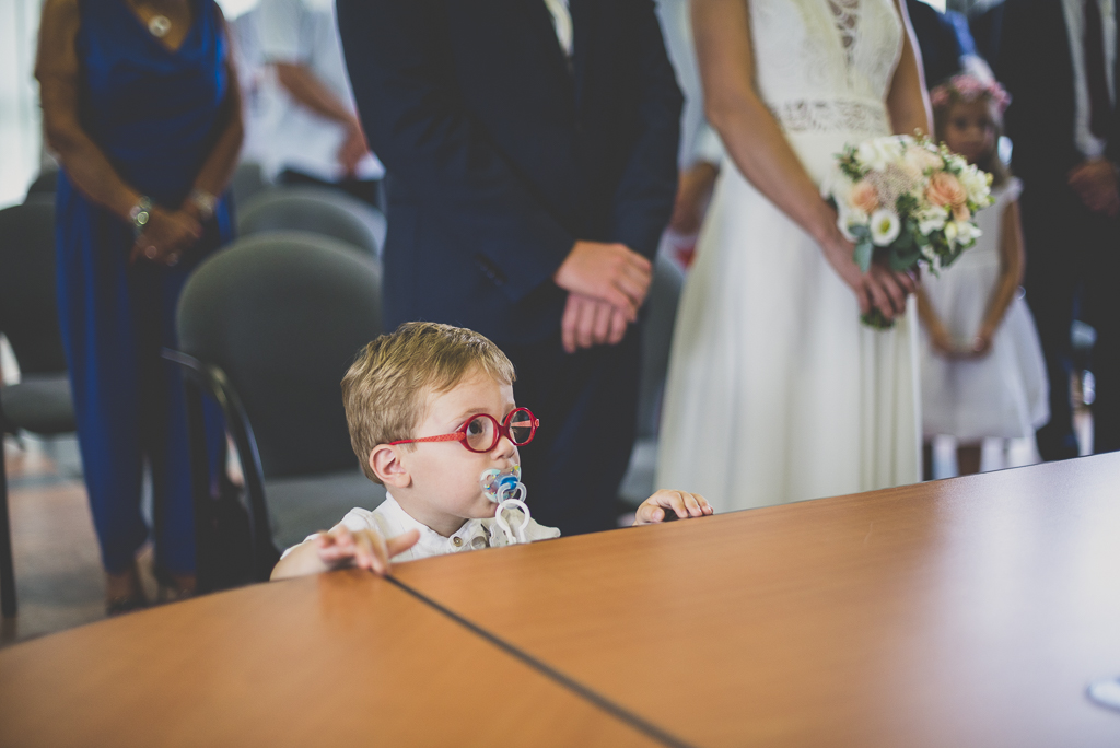 Reportage mariage Toulouse - petit garçon pendant la cérémonie à la mairie - Photographe mariage