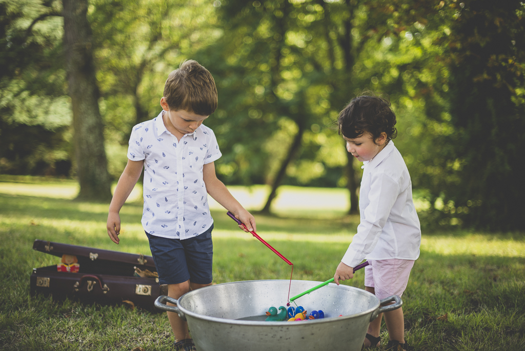 Wedding Photography Toulouse - children playing hook-a-duck game - Wedding Photographer