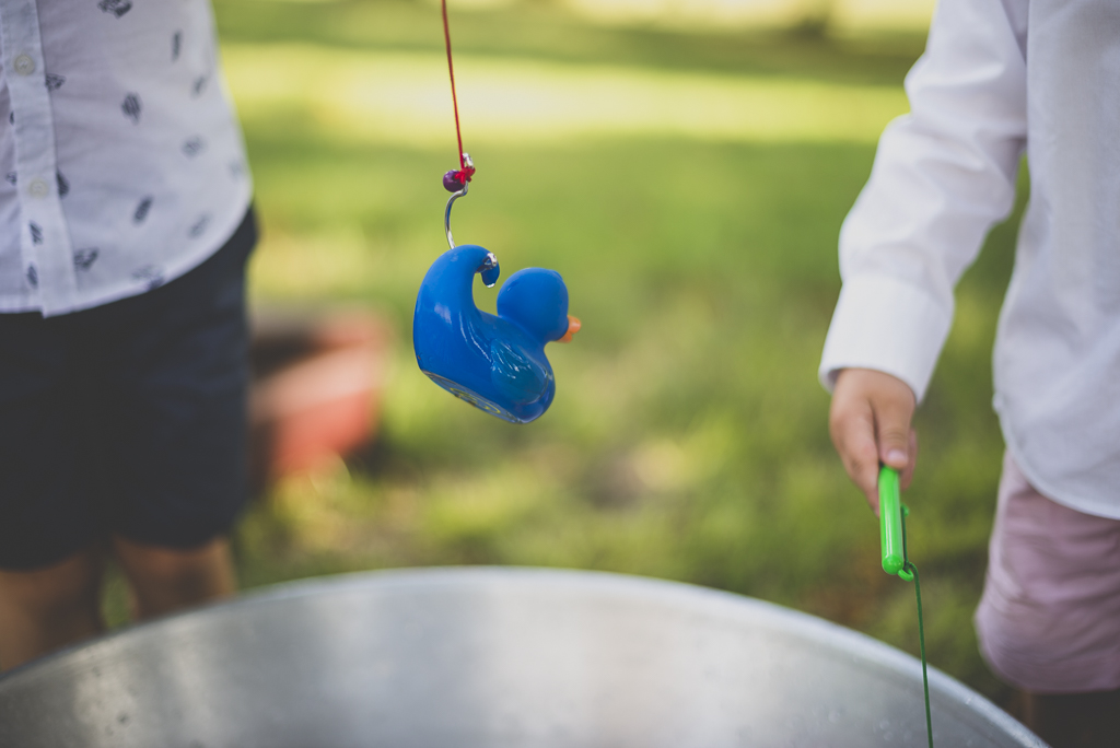 Reportage mariage Toulouse - enfants jouent à la pêche au canard - Photographe mariage