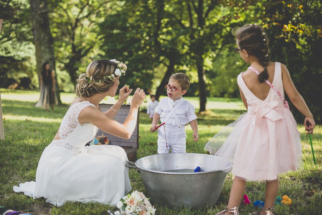 Wedding Photography Toulouse - children playing hook-a-duck game - Wedding Photographer