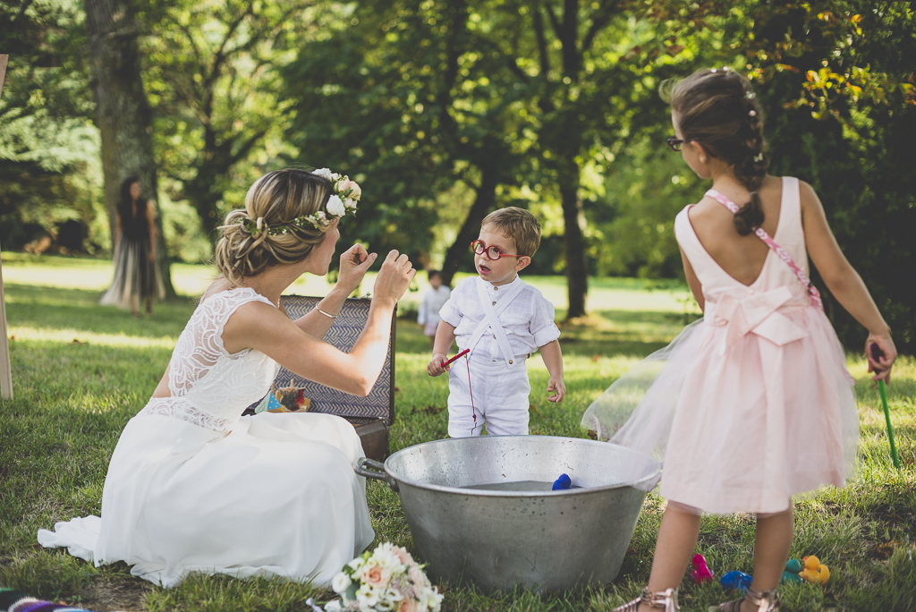 Reportage mariage Toulouse - enfants jouent à la pêche au canard - Photographe mariage