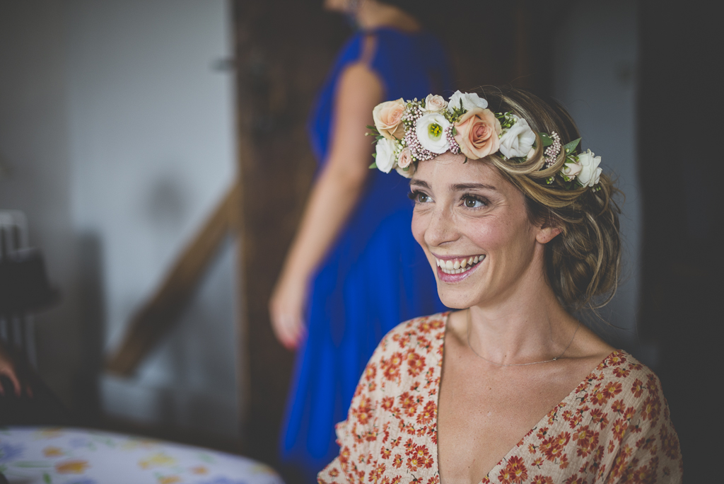 Reportage mariage Toulouse - mariée sourit pendant préparatifs - Photographe mariage