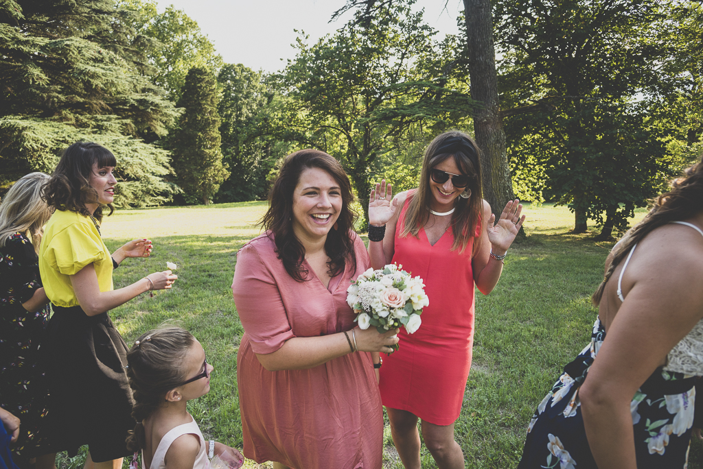 Reportage mariage Toulouse - jeté du bouquet - Photographe mariage