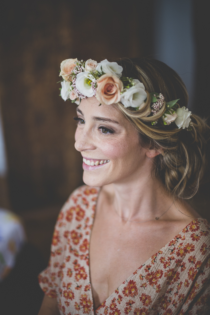 Reportage mariage Toulouse - mariée sourit pendant le maquillage - Photographe mariage