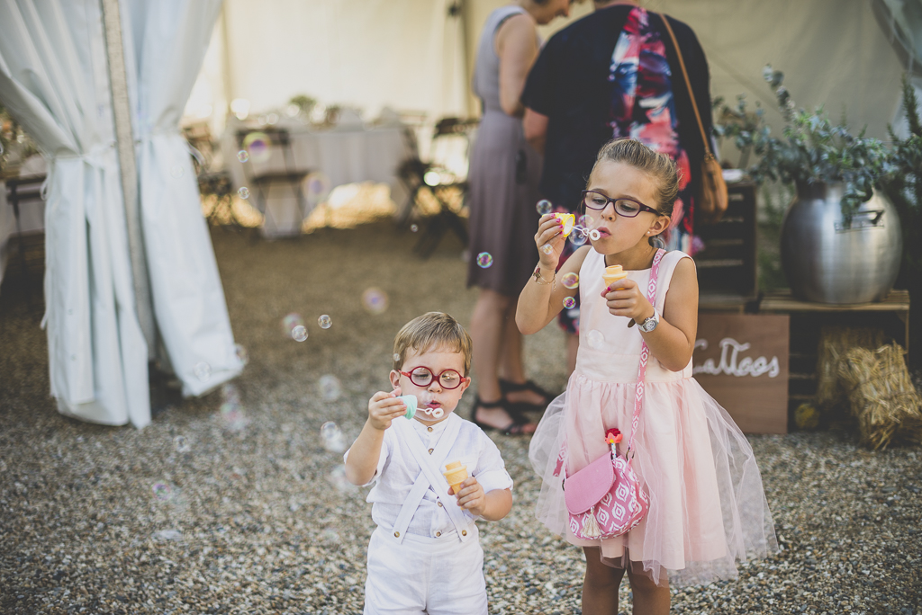 Reportage mariage Toulouse - enfants soufflent des bulles - Photographe mariage