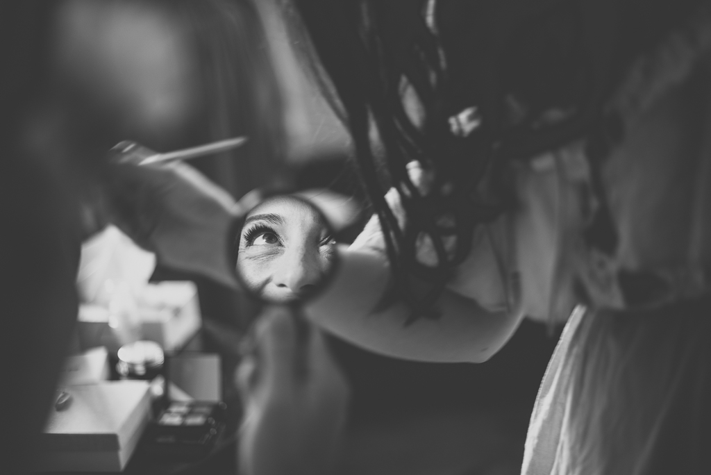 Reportage mariage Toulouse - oeil de la mariée reflété dans miroir de poche - Photographe mariage