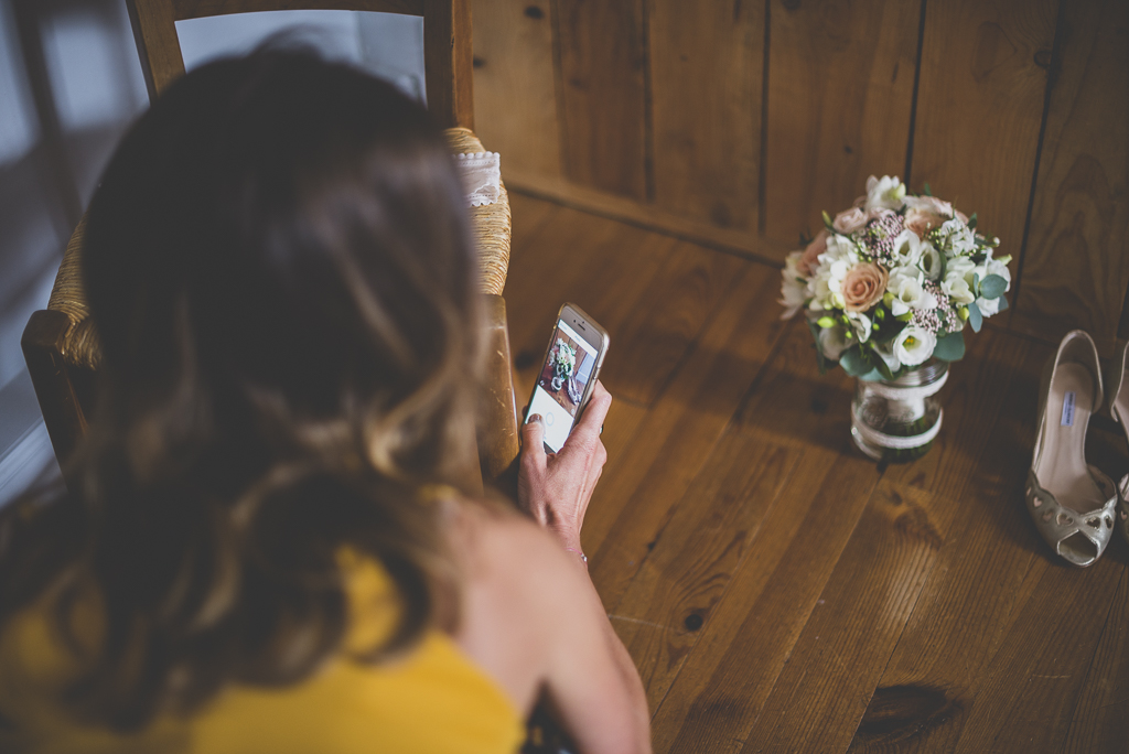 Wedding Photography Toulouse - bouquet taken in picture by bridesmaid - Wedding Photographer