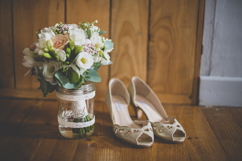Reportage mariage Toulouse - chaussures et bouquet de la mariée - Photographe mariage
