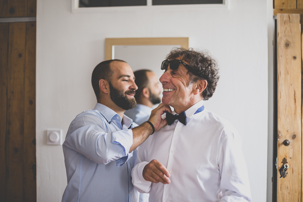 Reportage mariage Toulouse - mise en place du noeud papillon - Photographe mariage