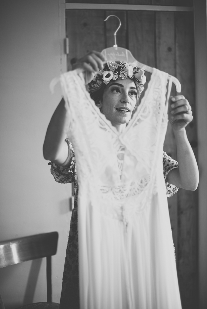 Reportage mariage Toulouse - enfilage de la robe de mariée - Photographe mariage