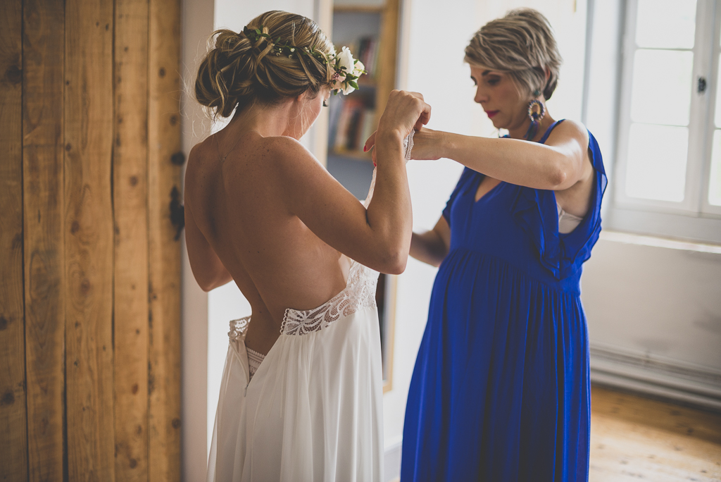 Reportage mariage Toulouse - enfilage de la robe de mariée - Photographe mariage