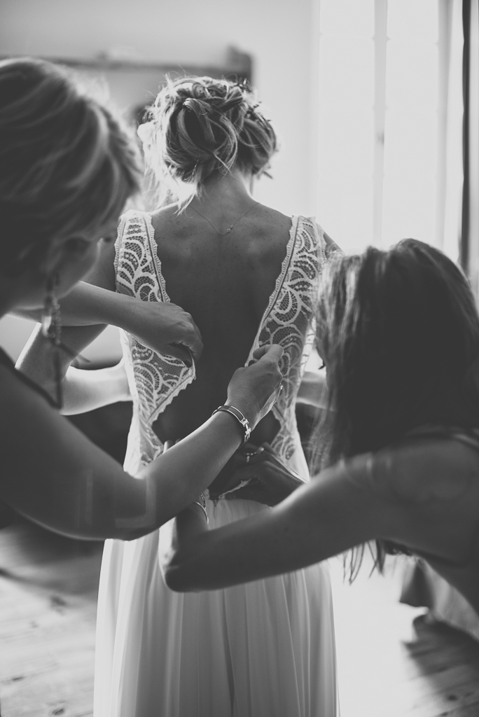 Reportage mariage Toulouse - enfilage de la robe de mariée - Photographe mariage