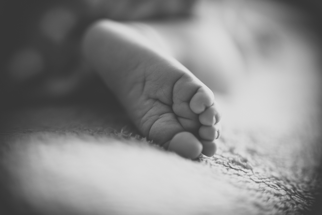 Séance nouveau-né à domicile Saint-Gaudens - gros plan petit pied de bébé - Photographe nouveau-né