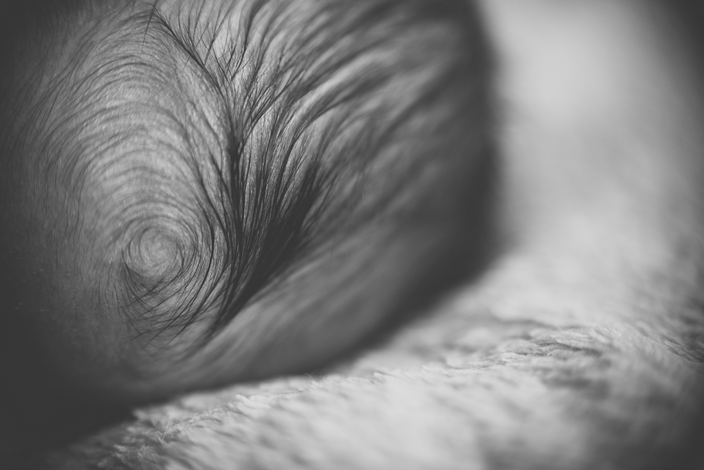 Séance nouveau-né à domicile Saint-Gaudens - gros plan cheveux bébé - Photographe nouveau-né