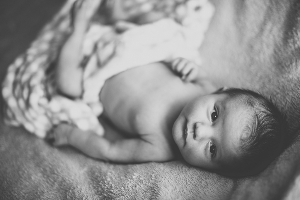 Séance nouveau-né à domicile Saint-Gaudens - portrait de bébé allongé sur sofa - Photographe nouveau-né