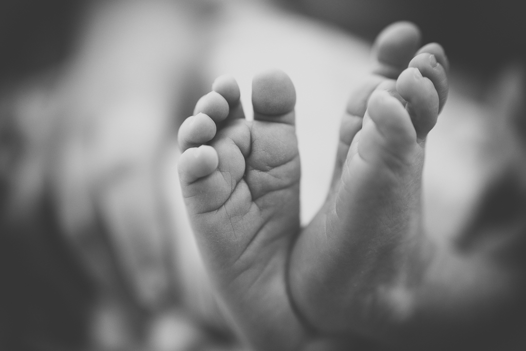 Séance nouveau-né à domicile Saint-Gaudens - gros plan sur petits pieds - Photographe nouveau-né