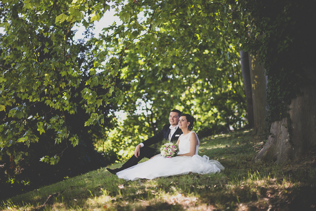 Mariage Toulouse - portrait de couple assis dans l'herbe - Photographe mariage Toulouse