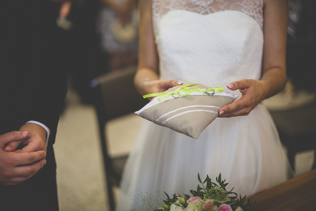 Wedding  Toulouse - wedding rings on cushion - Wedding Photographer Toulouse