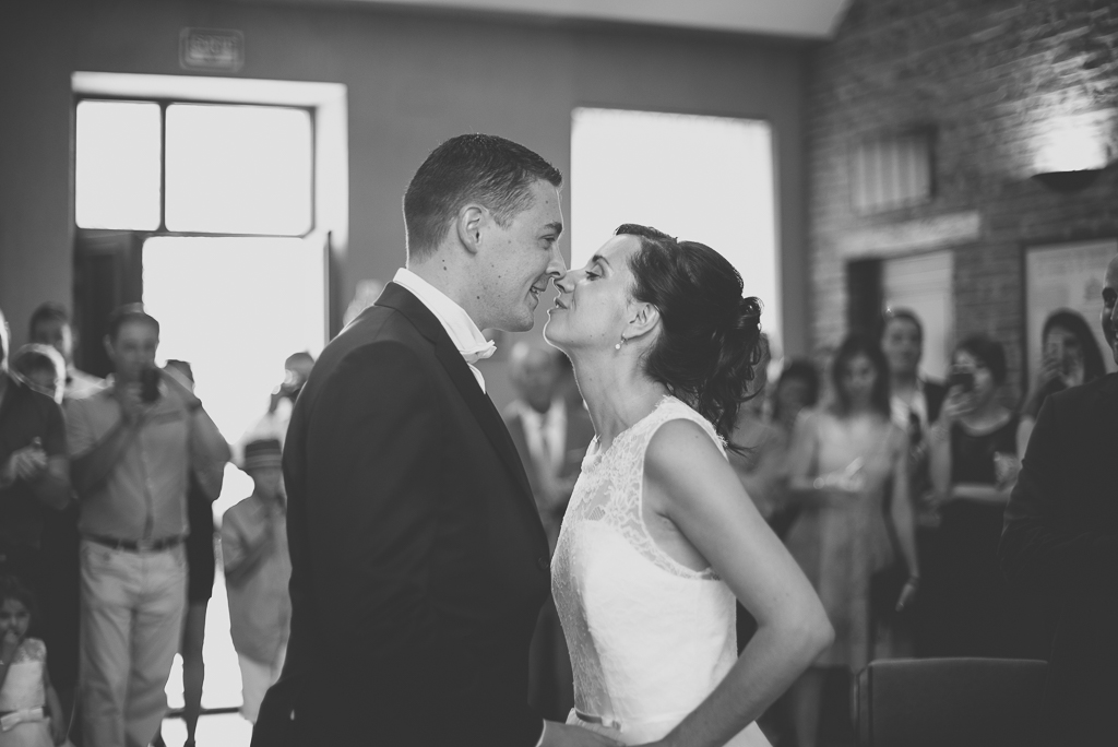 Mariage Toulouse - les mariés s'embrassent à la mairie - Photographe mariage Toulouse